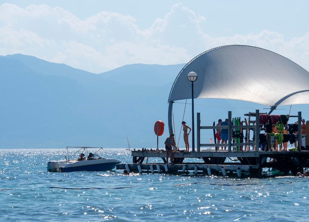 Strand des griechischen Kurortes Loutra Edipsou auf der Insel Euböa (Euböa), Griechenland