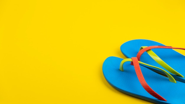 Strand-Flip-Flops auf gelbem Hintergrund