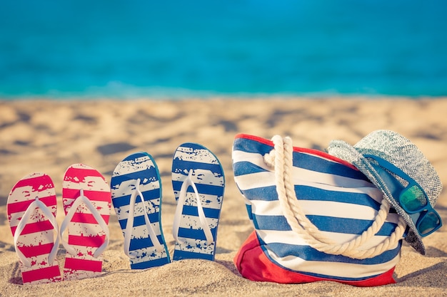 Strand-Flipflops im Sand Sommerferienkonzept