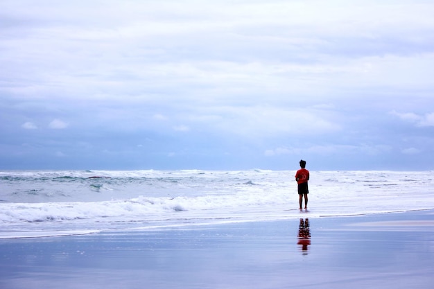 Strand, Himmel und Wellen mit einem Kind