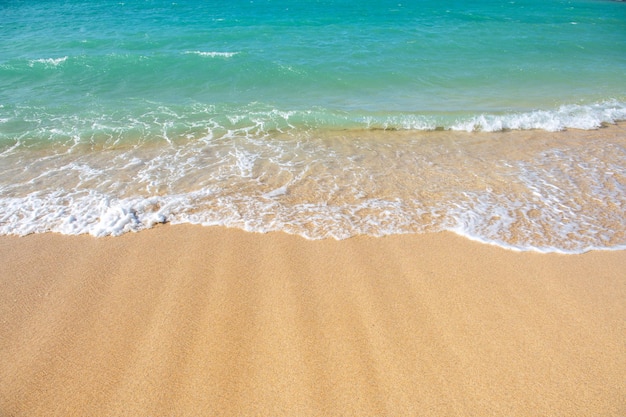 Strand Hintergrund ruhige schöne Meereswelle am Sandstrand Meerblick vom tropischen Meeresstrand