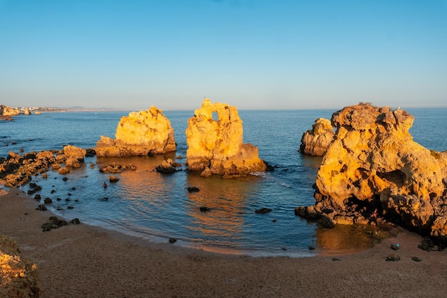 Strand im Sommer mit Menschen Urlaub am Praia dos Arrifes Algarve Albufeira Portugal