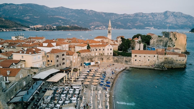 Strand in der Nähe der Steinfestungsmauern der Altstadt von Budva an der Meeresküste Montenegros Drohnen