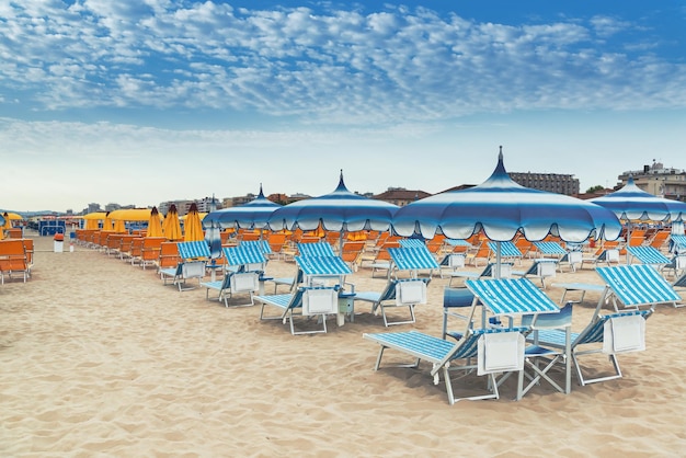 Strand in Rimini Italien Sonnenschirme am Sandstrand im Ferienort Rimini am Morgen