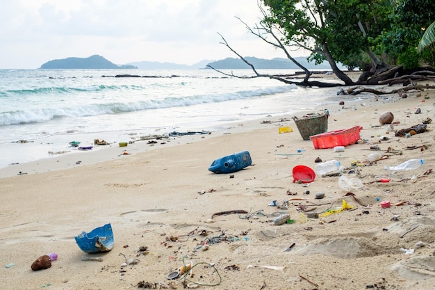 Strand in Thailand durch starke Plastikverschmutzung ruiniert