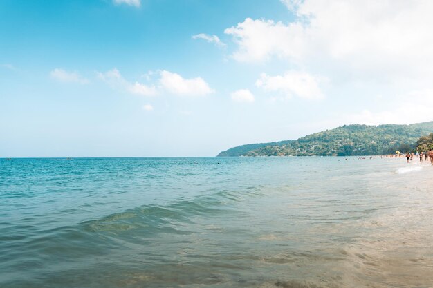 Strand, Meer und Himmel an einem sonnigen Tag auf einer tropischen Insel