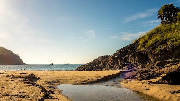 Foto strand mit blauem himmel