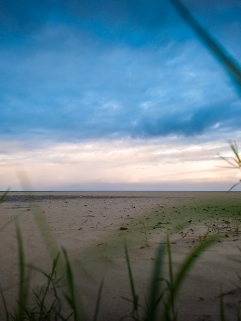 Strand mit blauem Himmel