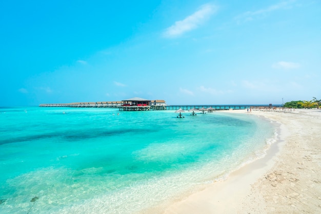 Strand mit blauen Himmeln