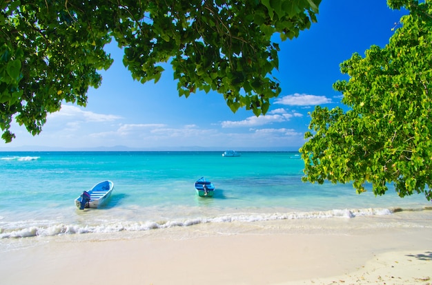 Strand mit Booten auf dem Meer