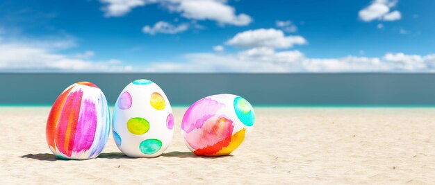 Strand mit bunten Ostereiern während eines Osterurlaubs am Strand