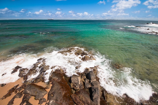 Strand mit Felsen und blauem Himmel