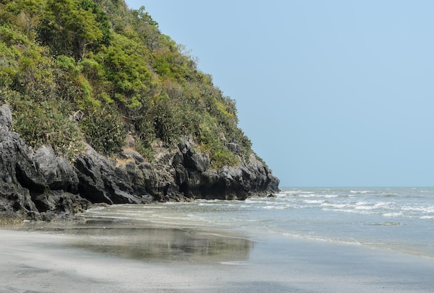 Strand mit felsigem Berg