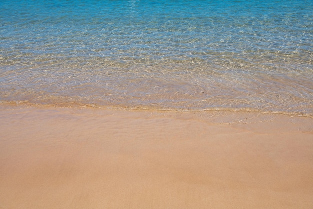 Strand mit goldenem Sand türkisfarbenem Meerwasser Panoramablick auf das Meer natürlichen Hintergrund für den Sommerurlaub