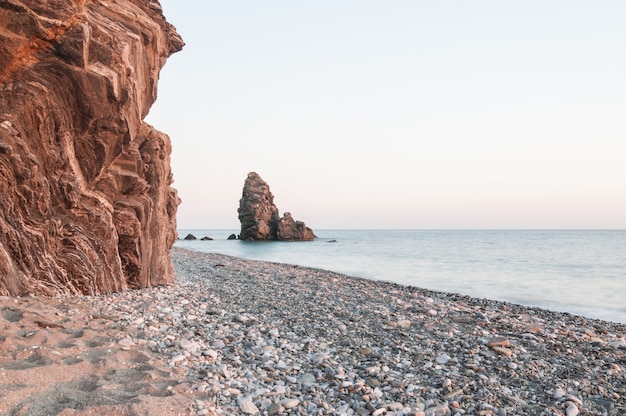 Strand mit Kieselsteinen