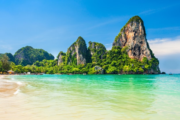 Strand mit klarem Wasser in Thailand