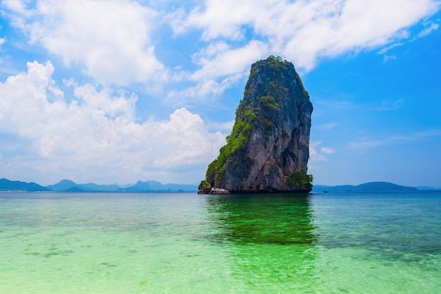 Strand mit klarem Wasser in Thailand