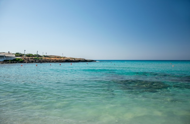 Strand mit kristallklarem Wasser