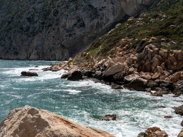 Strand mit Meer und Berg