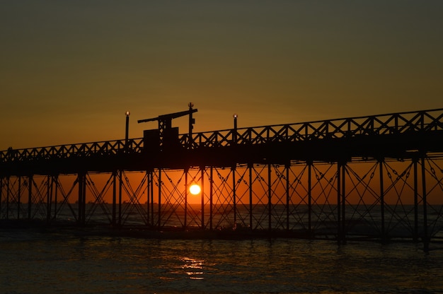 Strand mit Meer und Pier und Menschen