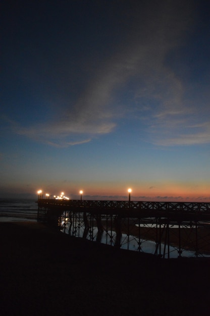 Strand mit Meer und Pier