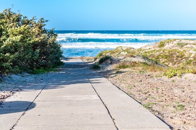 Foto strand mit rauer see an einem sonnigen tag