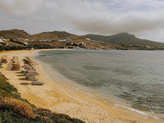 Strand mit Regenschirm