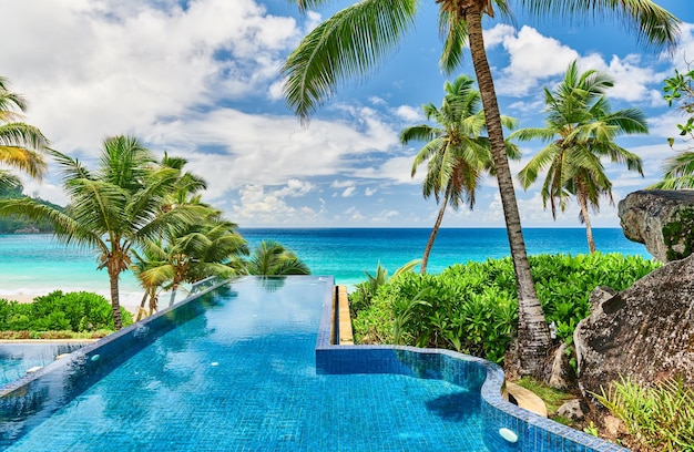 Strand mit Resort-Swimmingpool auf den Seychellen