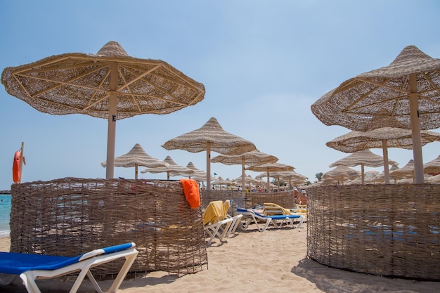 Strand mit Sonnenschirmen und Liegestühlen am Meer