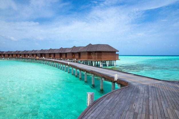 Strand mit Wasserbungalows auf den Malediven