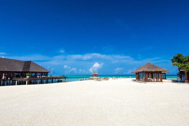 Strand mit Wasserbungalows auf den Malediven