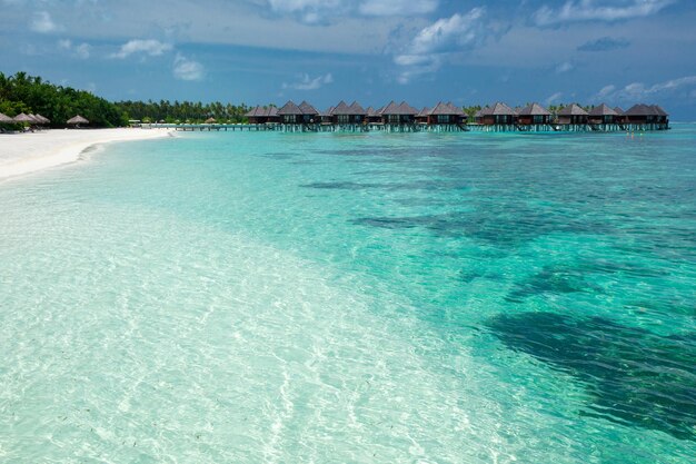 Strand mit Wasserbungalows auf den Malediven