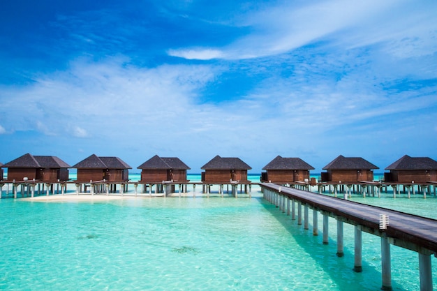 Strand mit Wasserbungalows auf den Malediven