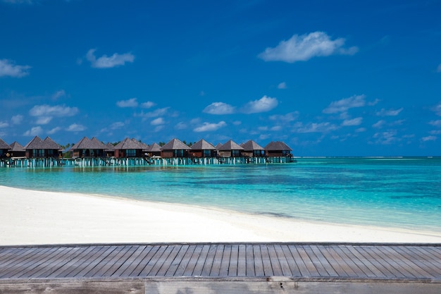 Strand mit Wasserbungalows auf den Malediven