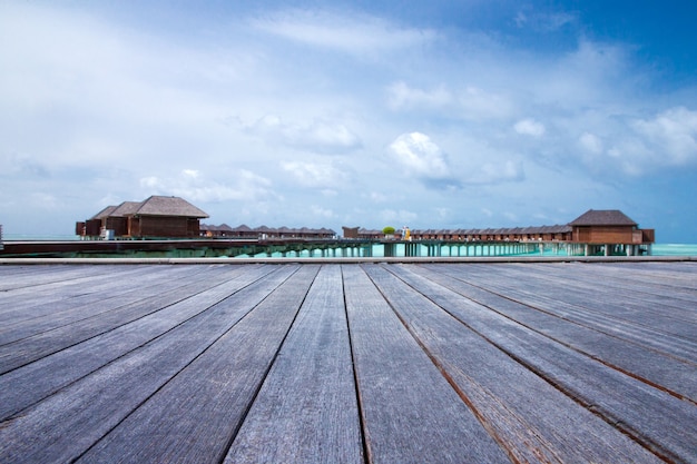 Strand mit Wasserbungalows auf den Malediven