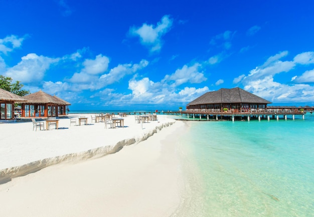 Strand mit Wasserbungalows bei MaldivesxAxA