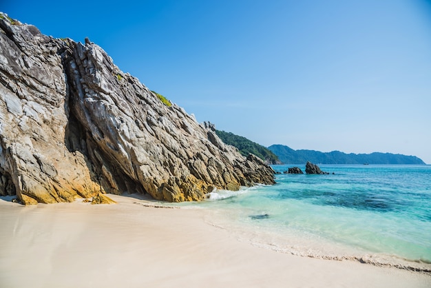 Strand mit weißem Sand und blauem Meer in Cockburn Island