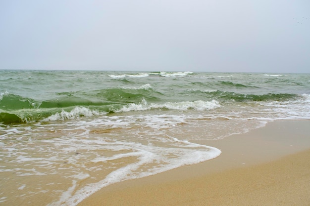 Strand Ostseeküste mit Quarzsand und rollenden Wellen