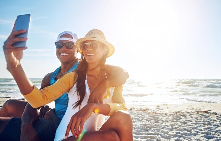 Foto strand-selfie und paar mit sonnenbrille für die fotografie bild und urlaubs-erinnerung in bali außenmeer und sonnenschein mit glücklichen menschen freund und freundin für soziale medien im urlaub