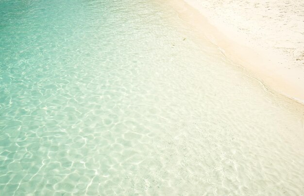 Strand tropisch mit weißem Sand und kristallklarem Wasser von oben Rawa Island Malaysia gesehen