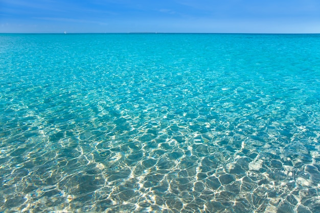 Strand tropisch mit weißem Sand und türkisfarbenem Wasser