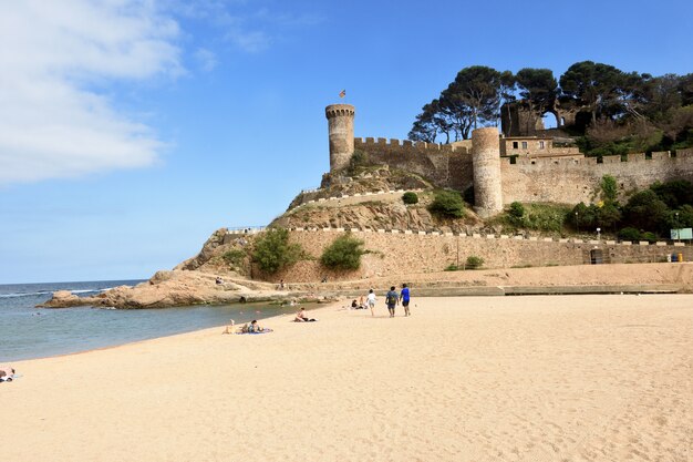 Strand und Altstadt des Dorfes Tossa de Mar Girona Provinz Katalonien Spanien