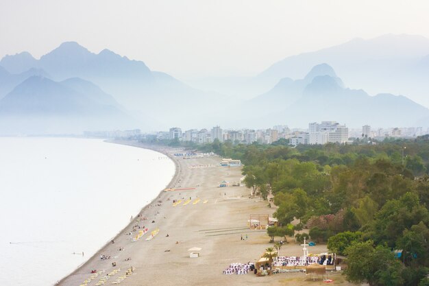 Strand und Berge an einem nebligen Tag