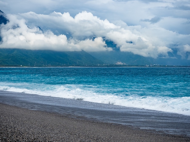 Strand und Berge in Hualien, Taiwan.