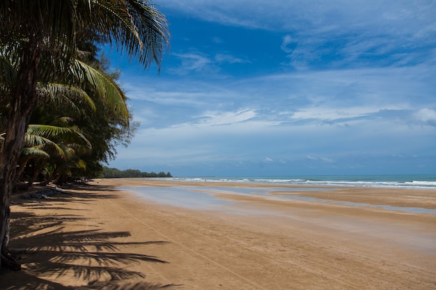 Strand und blauer Himmel, Meer und Himmel.