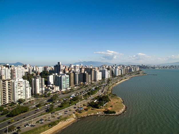 Strand und Gebäude Beira Mar Norte / Florianopolis. Santa Catarina, Brasilien. Juli 2017