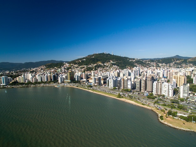 Strand und Gebäude Beira Mar Norte / Florianopolis. Santa Catarina, Brasilien. Juli 2017