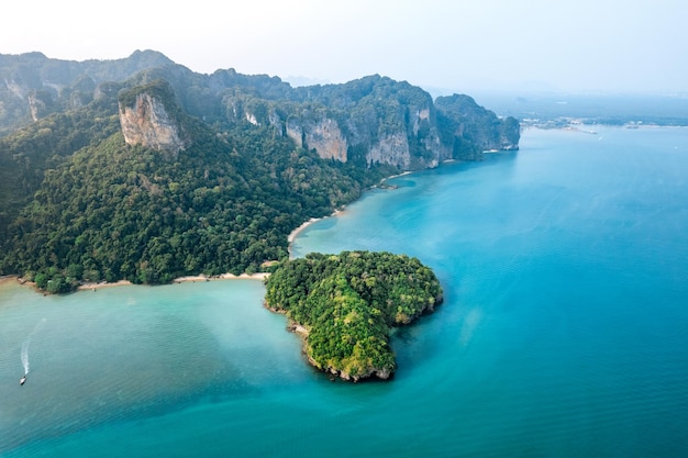 Strand und grüne herzförmige Insel