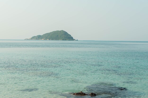 Strand und kleine Felseninsel in Thailand