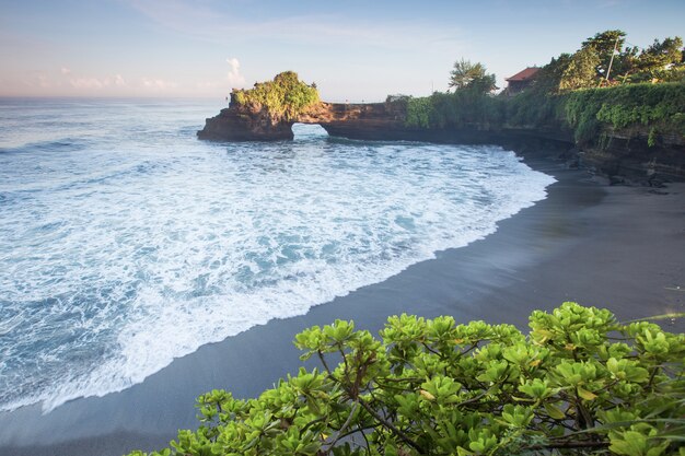 Foto strand und klippe von bali, indonesien